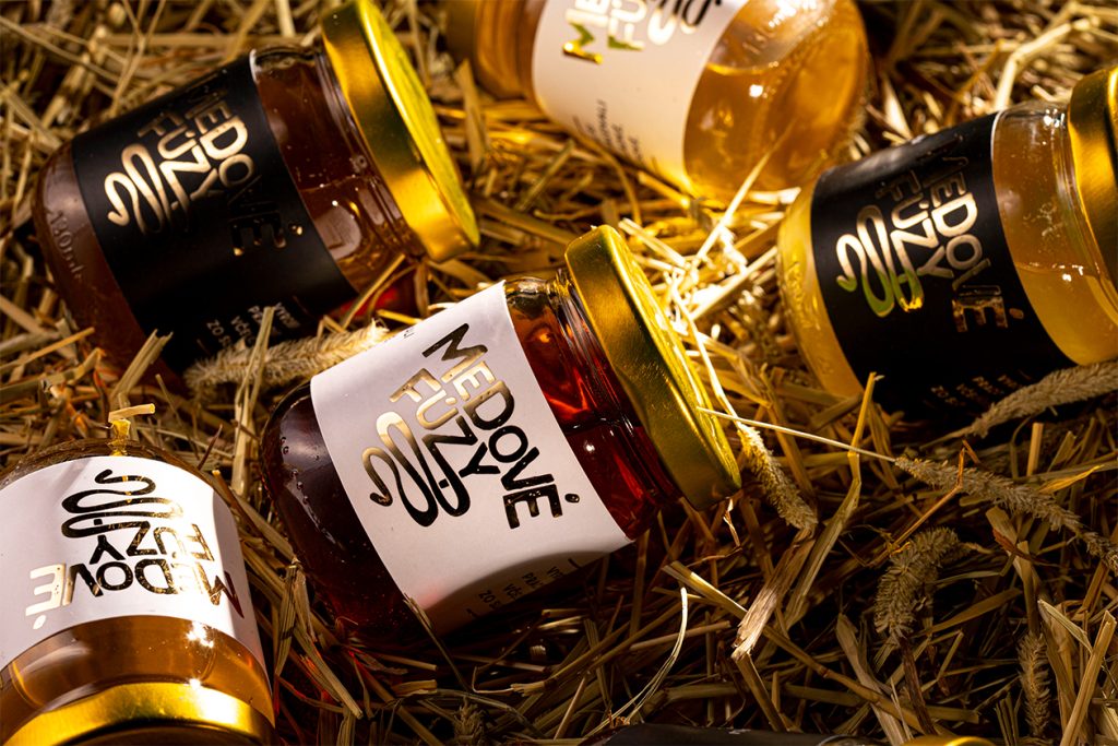 Medové Fúzy (Honey Mustaches)